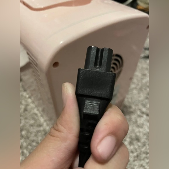 PINK FRIGIDAIRE RETRO MINI FRIDGE + PLUG - Picture 9 of 11